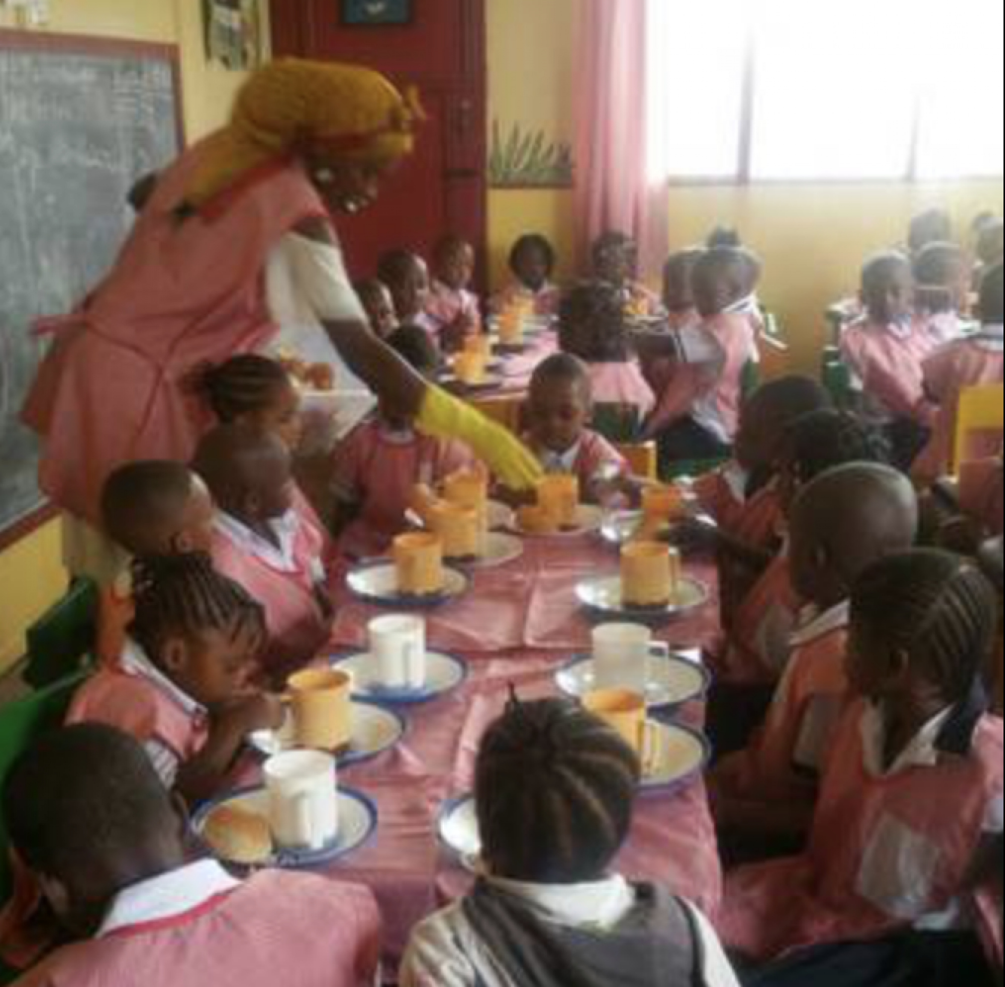 Großzügige Spende sichert ein Jahr lang tägliche Mahlzeit für Schulkinder