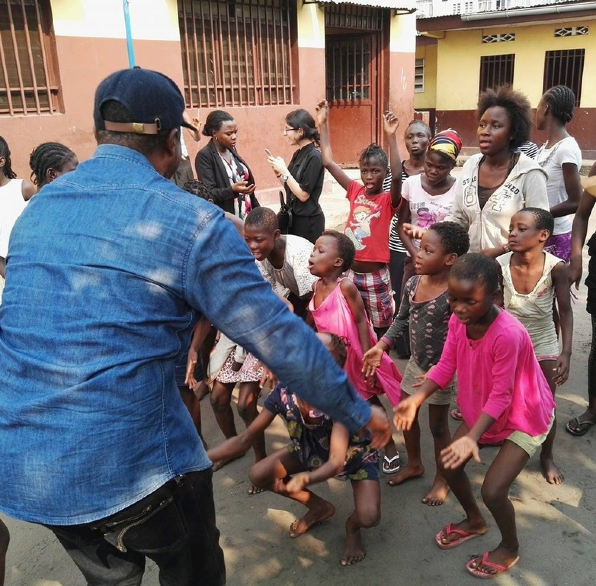 Paul Balenza mit Schülern in Kinshasa